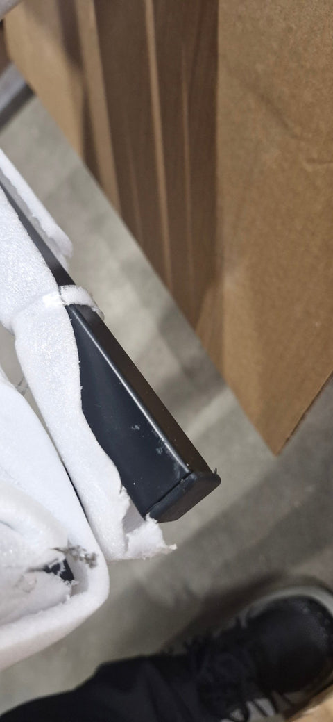 Allie spisebordsstol - Sort velour med armlæn. Brudt emballage, vipper, skrammer - se produktbeskrivelse (OU10762)