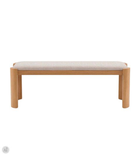 Bænk i eg med beige polstret sæde og afrundede ben set forfra