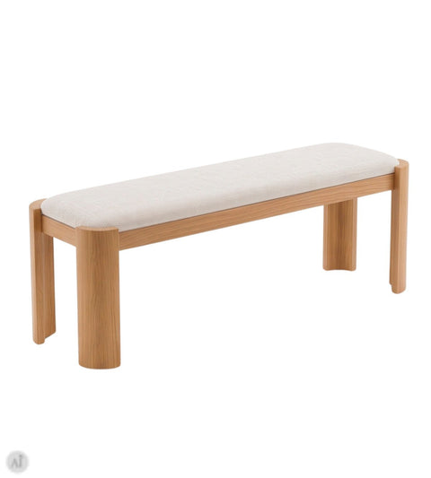 Bænk i eg med beige polstret sæde set fra skrå vinkel