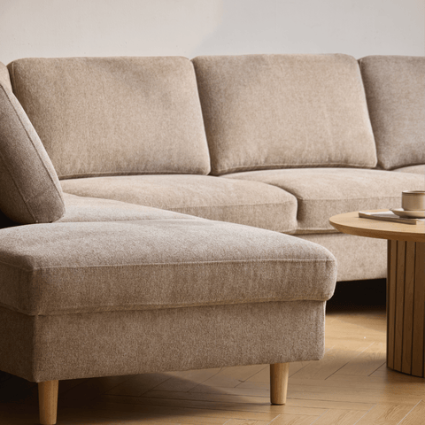 Jennifer højrevendt u-sofa i sand med chaiselong - L: 300 x D: 208 x H: 82 cm