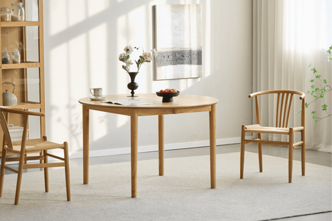 Spisebordsstol i bøg med fletsæde, naturlig farve og lodrette pinde. Denne stol kombinerer klassisk design med funktionalitet og komfort. Den slanke, lette træramme i bøg og de karakteristiske lodrette pinde på ryggen giver stolen et tidløst og elegant udseende. Det flettede sæde tilføjer ekstra komfort og et naturligt, rustikt præg. Stolen passer perfekt til moderne og nordisk inspirerede spisestuer og kan nemt integreres i både minimalistiske og mere traditionelle indretninger. Det stilrene design og den 