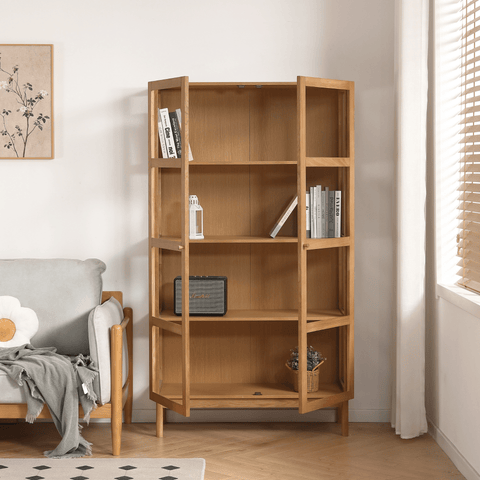 Vitrineskab i naturlig eg, mål 180x40x100 cm, ideelt til opbevaring og udstilling af bøger, dekorative genstande og andre personlige ting. Skabet har et moderne og stilrent design med glasdøre, der giver et let og luftigt udtryk, samtidig med at det beskytter dine ejendele. De rummelige hylder giver masser af opbevaringsplads, mens den robuste egkonstruktion sikrer holdbarhed og stabilitet. Perfekt til stuen, entréen eller soveværelset, hvor det både fungerer som opbevaring og som en dekorativ element i din
