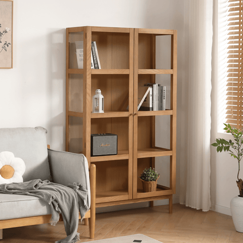 Vitrineskab i naturlig eg, mål 180x40x100 cm, ideelt til opbevaring og udstilling af bøger, dekorative genstande og andre personlige ting. Skabet har et moderne og stilrent design med glasdøre, der giver et let og luftigt udtryk, samtidig med at det beskytter dine ejendele. De rummelige hylder giver masser af opbevaringsplads, mens den robuste egkonstruktion sikrer holdbarhed og stabilitet. Perfekt til stuen, entréen eller soveværelset, hvor det både fungerer som opbevaring og som en dekorativ element i din