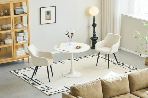 Rundt spisebord i Ø90 cm hvid med trompetfod, pladsbesparende til mindre lejligheder. Dette runde bord har et enkelt og moderne design, der passer perfekt til små spisestuer eller køkkener.