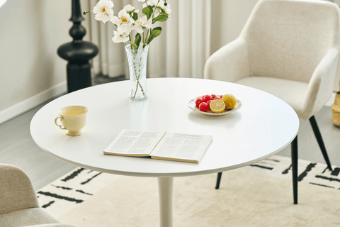 Rundt spisebord i Ø90 cm hvid med trompetfod, pladsbesparende til mindre lejligheder. Dette runde bord har et enkelt og moderne design, der passer perfekt til små spisestuer eller køkkener.