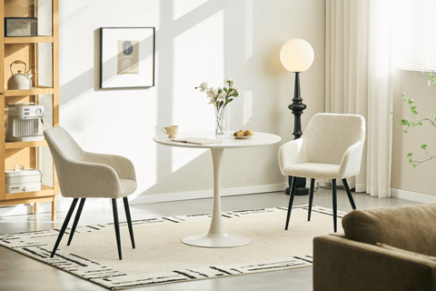 Rundt spisebord i Ø90 cm hvid med trompetfod, pladsbesparende til mindre lejligheder. Dette runde bord har et enkelt og moderne design, der passer perfekt til små spisestuer eller køkkener.