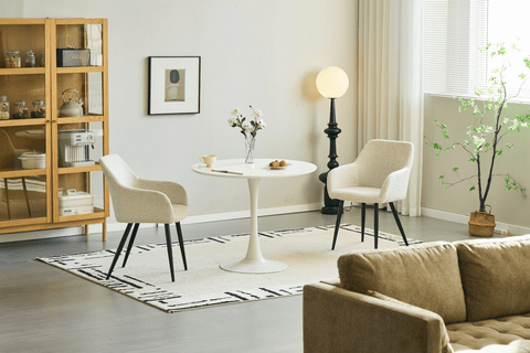 Rundt spisebord i Ø90 cm hvid med trompetfod, pladsbesparende til mindre lejligheder. Dette runde bord har et enkelt og moderne design, der passer perfekt til små spisestuer eller køkkener.
