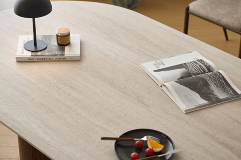 Enzo ovalt spisebord med stenbordplade i beige og lamelfod i røget eg 220x100x76 cm