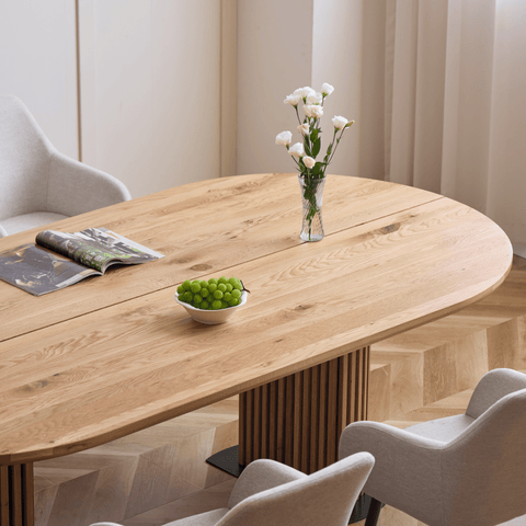 Matteo - Plankebord med lamelfod i olieret/natur massiv eg 300x120x77 cm
