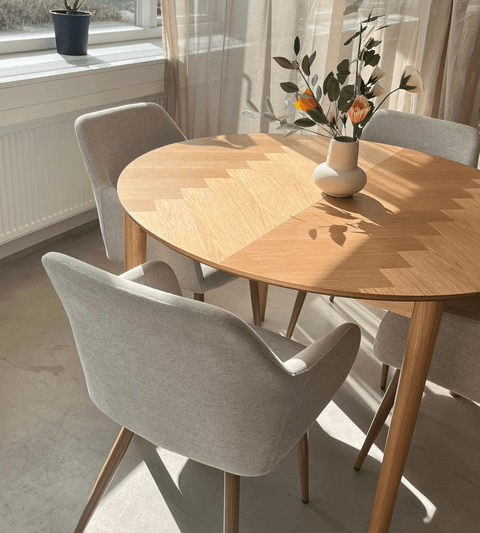 Jenna spisebordstol - beige tekstil med egelook