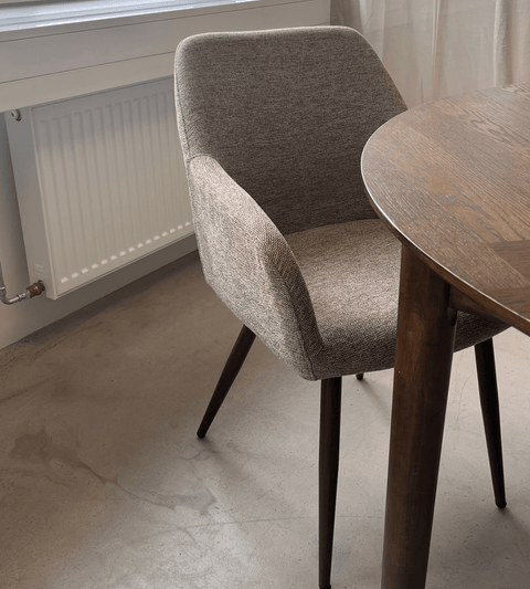 Jenna spisebordsstol - sand tekstil med røget egelook