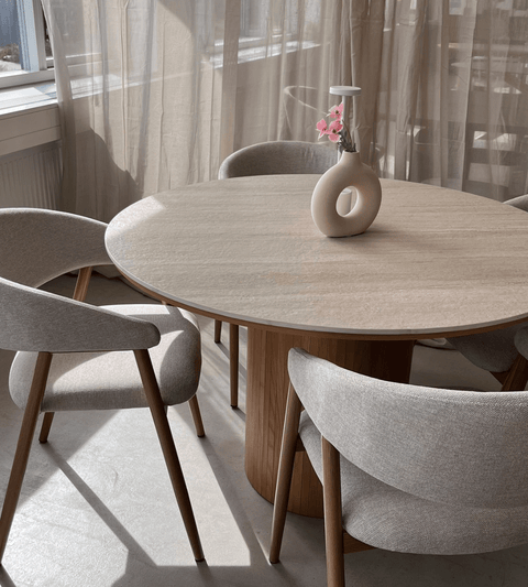 Ebba spisebordsstol - Beige tekstil med ben i egelook