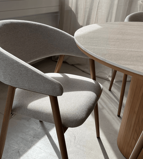Ebba spisebordsstol - Beige tekstil med ben i egelook