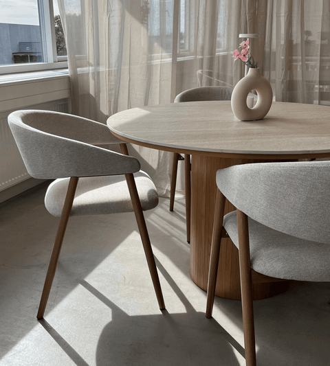 Ebba spisebordsstol - Beige tekstil med ben i egelook