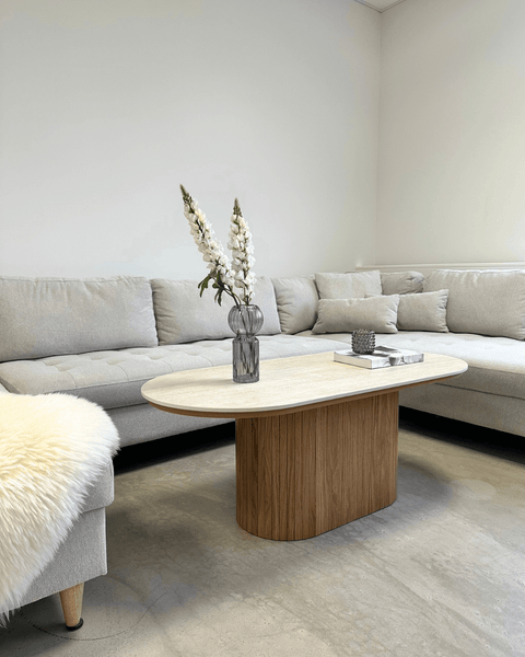 Bobby - Oval sofabord med lys beige stenbordplade og fod i eg 120x55x45 cm