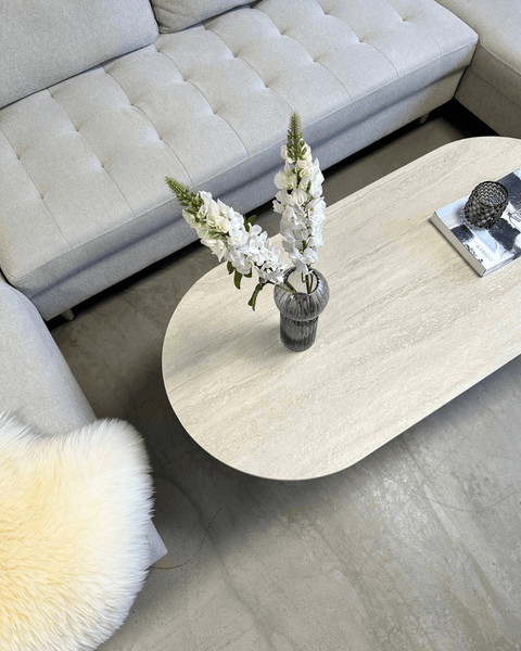 Bobby - Oval sofabord med lys beige stenbordplade og fod i eg 120x55x45 cm
