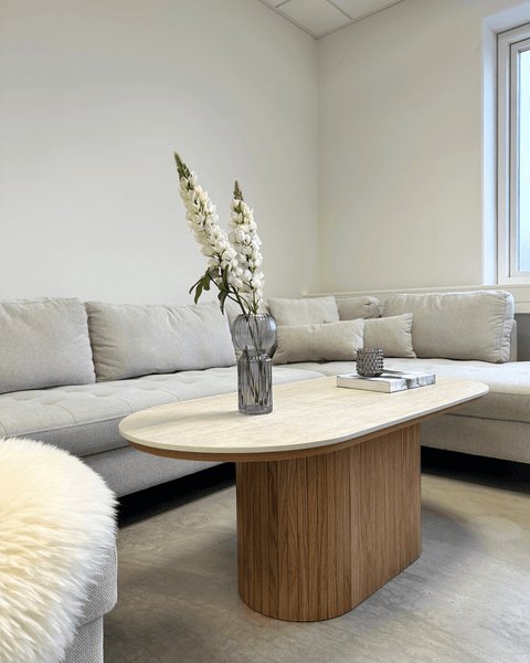 Bobby - Oval sofabord med lys beige stenbordplade og fod i eg 120x55x45 cm