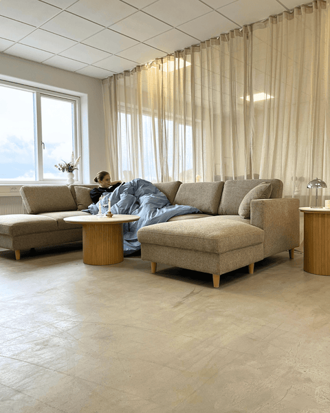 Jennifer venstrevendt u-sofa i sand med chaiselong - L: 300 x D: 208 x H: 82 cm