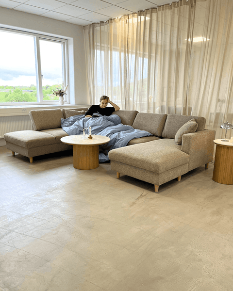 Jennifer venstrevendt u-sofa i sand med chaiselong - L: 300 x D: 208 x H: 82 cm