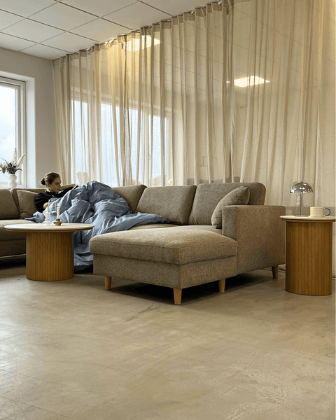 Jennifer højrevendt u-sofa i sand med chaiselong - L: 300 x D: 208 x H: 82 cm