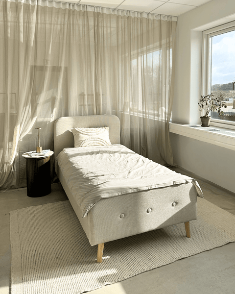 Christian seng i beige 90x200 cm inkl. sengelameller og madrasser