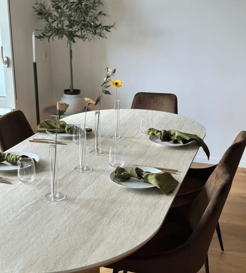 Enzo ovalt spisebord med stenbordplade i beige og lamelfod i eg 220x100x76 cm