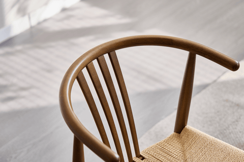 Spisebordsstol i røget bøg med lyst fletsæde. Denne stol kombinerer klassisk design med funktionalitet og komfort. Den slanke, lette træramme i røget bøg giver stolen et tidløst og sofistikeret udseende, mens det lyse fletsæde skaber en flot kontrast og tilføjer ekstra komfort og et naturligt præg. Stolen passer perfekt til moderne og nordisk inspirerede spisestuer og kan nemt integreres i både minimalistiske og mere traditionelle indretninger. Det stilrene design og den holdbare konstruktion gør denne spis