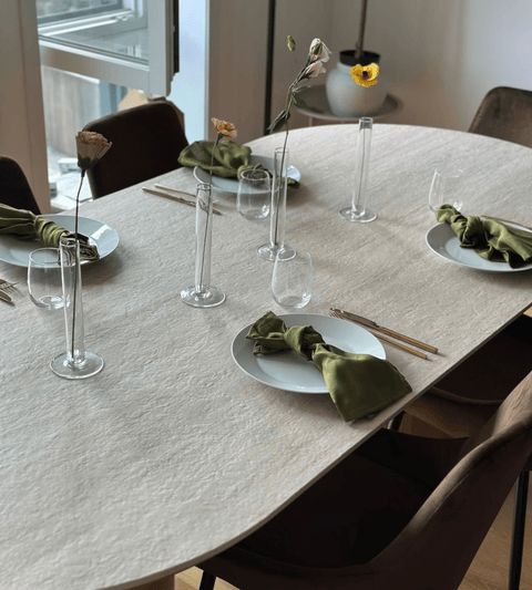 Enzo ovalt spisebord med stenbordplade i beige og lamelfod i eg 220x100x76 cm
