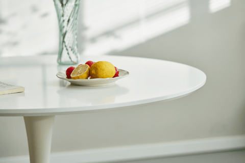 Rundt spisebord i Ø90 cm hvid med trompetfod, pladsbesparende til mindre lejligheder. Dette runde bord har et enkelt og moderne design, der passer perfekt til små spisestuer eller køkkener.