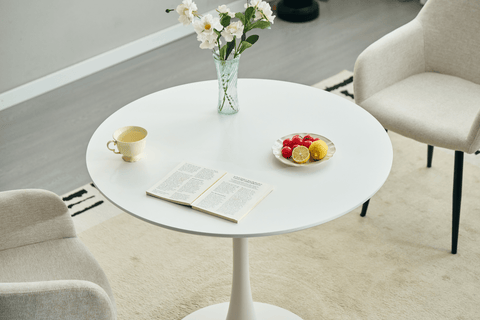 Rundt spisebord i Ø90 cm hvid med trompetfod, pladsbesparende til mindre lejligheder. Dette runde bord har et enkelt og moderne design, der passer perfekt til små spisestuer eller køkkener.