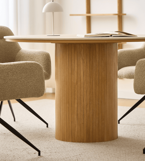 Enzo rundt spisebord med bordplade i beige sten og lamelfod i egetræ Ø120 cm