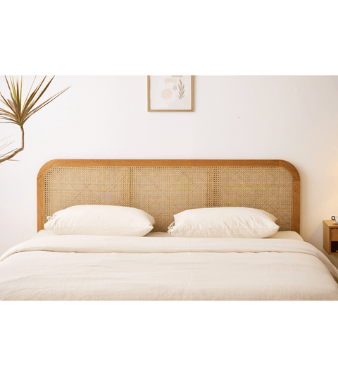 Jamie sengeramme i eg med sengegavl i rattan flet 180x200 cm