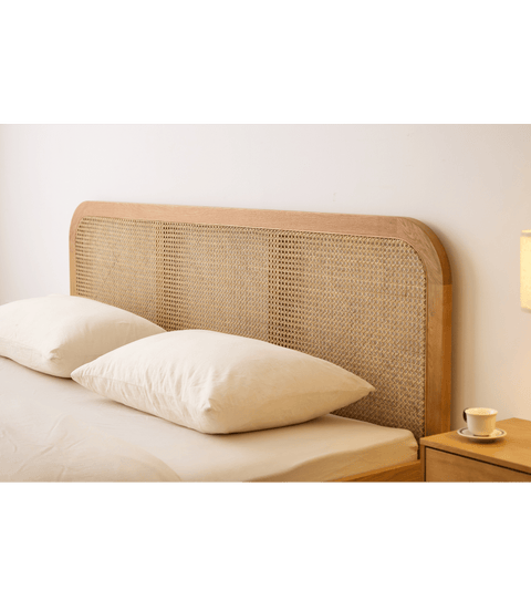 Jamie sengeramme i eg med sengegavl i rattan flet 180x200 cm