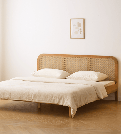 Jamie sengeramme i eg med sengegavl i rattan flet 180x200 cm