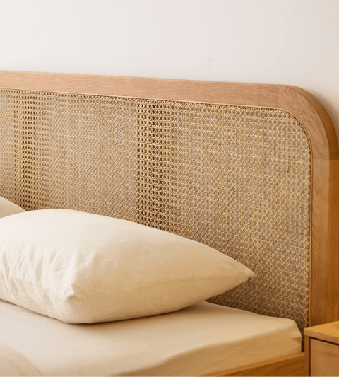 Jamie sengeramme i eg med sengegavl i rattan flet 180x200 cm