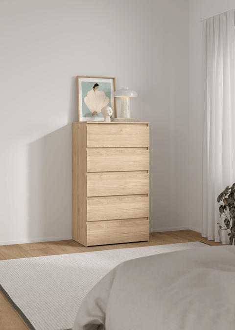 Maise kommode H:114 x B:65 x D:41 cm med 5 skuffer i egelook