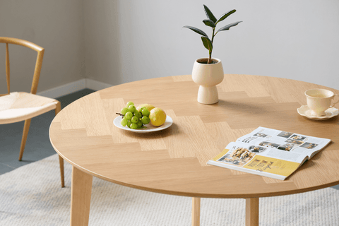 Miles - Rundt spisebord Ø120 cm i olieret egefiner med sildebensmønster
