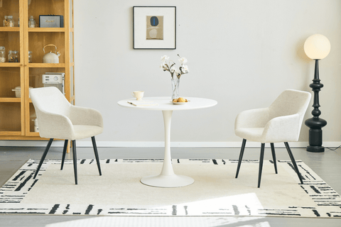 Rundt spisebord i Ø90 cm hvid med trompetfod, pladsbesparende til mindre lejligheder. Dette runde bord har et enkelt og moderne design, der passer perfekt til små spisestuer eller køkkener.