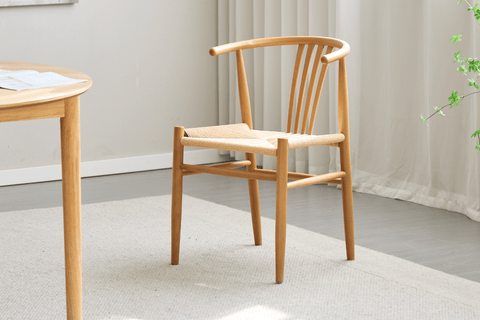 Spisebordsstol i bøg med fletsæde, naturlig farve og lodrette pinde. Denne stol kombinerer klassisk design med funktionalitet og komfort. Den slanke, lette træramme i bøg og de karakteristiske lodrette pinde på ryggen giver stolen et tidløst og elegant udseende. Det flettede sæde tilføjer ekstra komfort og et naturligt, rustikt præg. Stolen passer perfekt til moderne og nordisk inspirerede spisestuer og kan nemt integreres i både minimalistiske og mere traditionelle indretninger. Det stilrene design og den 