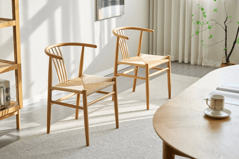 Rundt spisebord med sildebensmønster i naturlig eg og spisebordsstole med fletsæde. Bordet har et flot sildebensdesign, der giver et unikt og stilfuldt udtryk. De naturlige træben og den varme farve gør det til en perfekt match til både moderne og klassisk indretning. Stolene med fletsæde og de lodrette pinde på ryggen giver ekstra komfort og et skønt, naturligt look. Sammen skaber bordet og stolene en hyggelig og indbydende atmosfære, ideelt til både hverdagens måltider og festlige lejligheder